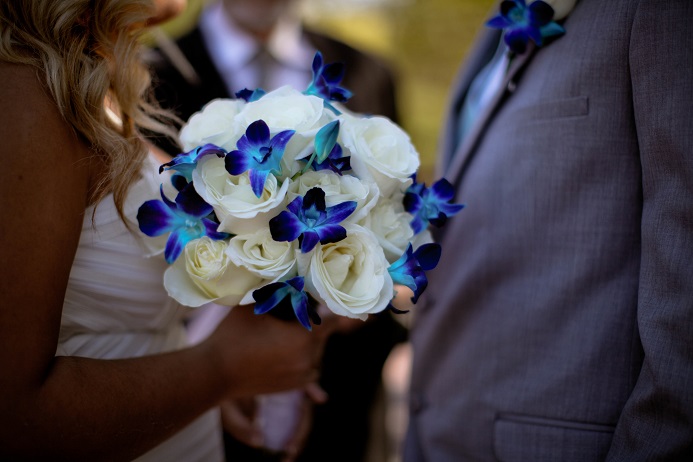 white-and-blue-wedding-flowers