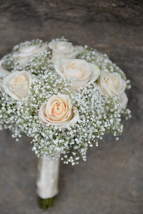 roses-babys-breath-bridal-bouquet
