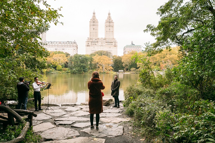 Man waits to propose to girlfriend with violinist playing Central Park